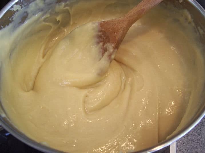 æggene røres i dejen til dine vandbakkelser