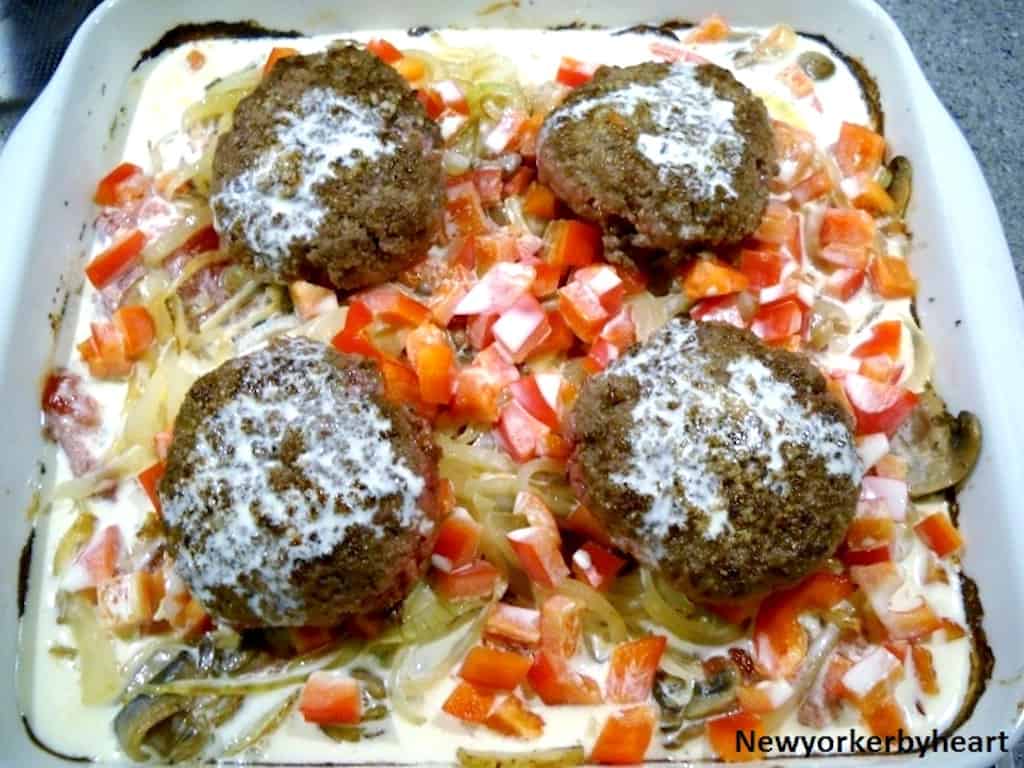 Alt i et fad med hakkebøffer og kartofler