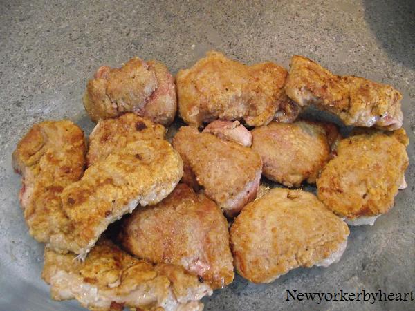 De brunede mørbradsstykker lægges i et fad