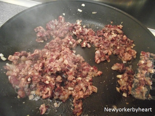 De let knuste bønner tilsættes