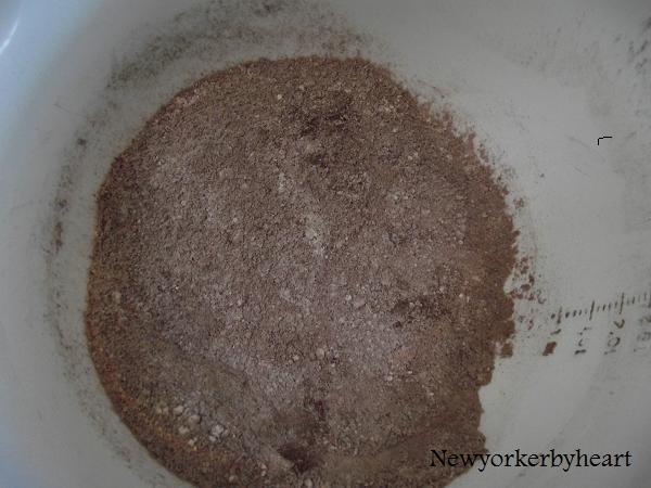 De tørre ingredienser til kagen røres sammen