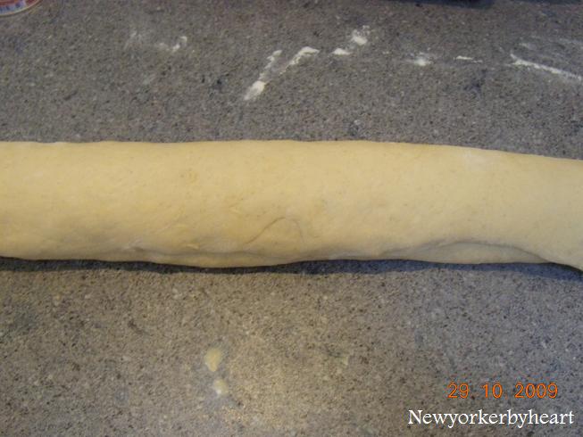 Dejen rulles til en lang pølse