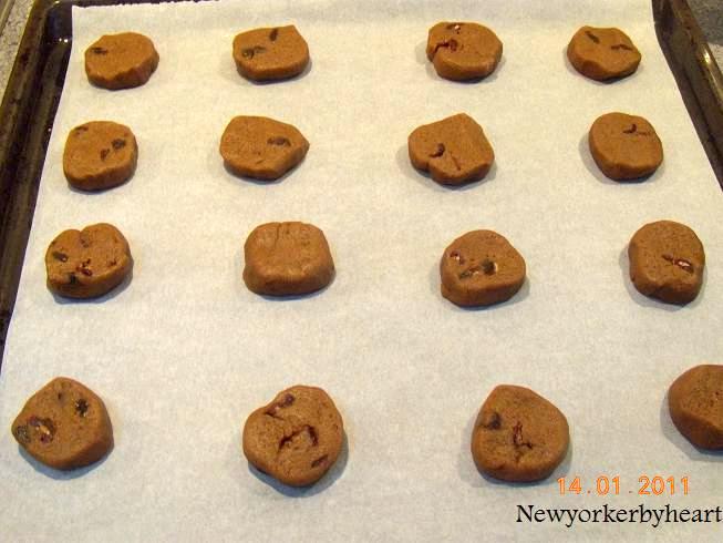 dejen til de lækre småkager med lakrids skæres ud i tykke skiver