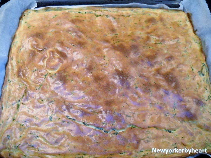 Den færdigbagte bund, afkøles helt med et fugtigt viskestykke over.