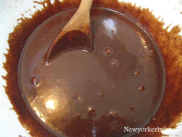 Den færdige dej til chokoladekage