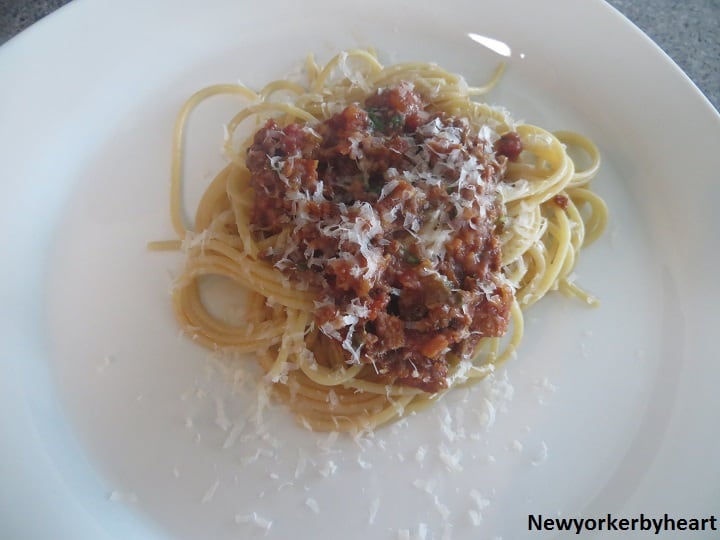 den færdige spaghetti med kødsovs