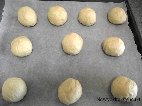 Efter hævning trilles der boller, som hæver igen