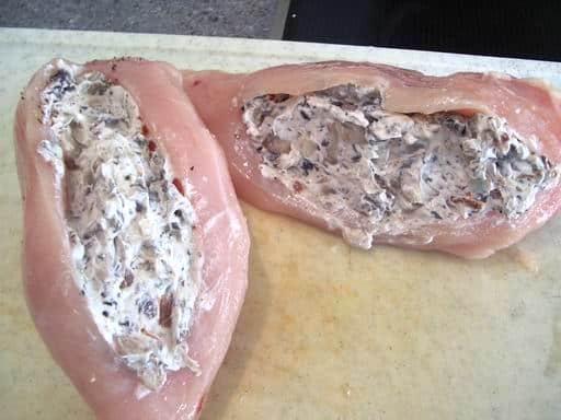 En lomme skæres og fyldet kommet i.