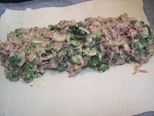 Fyldet kommes på butterdejen