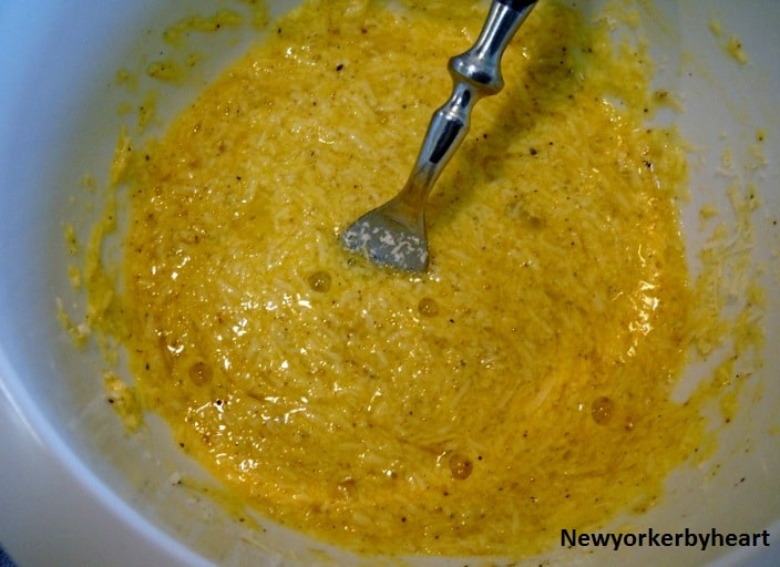 g piskes let sammen med fintrevet parmesan, salt og friskværnet peber