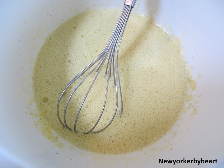 g, sukker og vaniljekorn piskes godt sammen, derefter tilsættes resten af ingredienserne