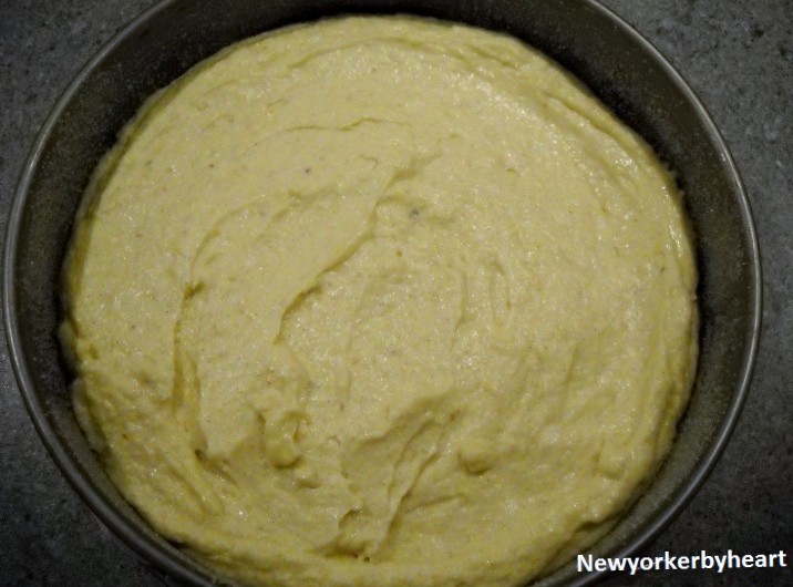 Kom dejen i springformen og sæt den i ovnen