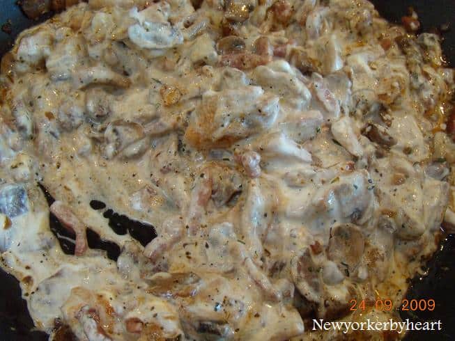 Kyllingeblandingen blandes med creme fraiche 18%