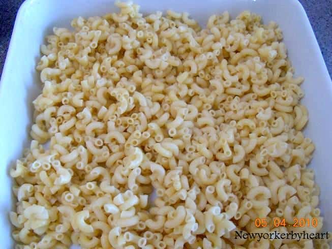 Macaroni kogt al dente, lægges i bunden af et smurt ovnfast fad