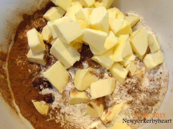 Mel, bagepulver, lakridspulver, tranebær og smør blandes sammen