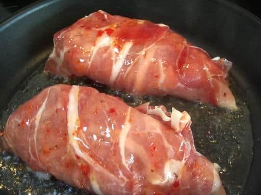 Parmaskinke vikles om og så vendes de i sød chilisauce