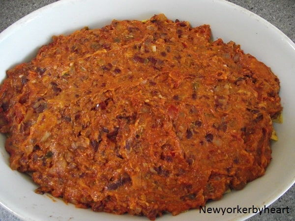 Refried beans puttes ovenpå chipsene