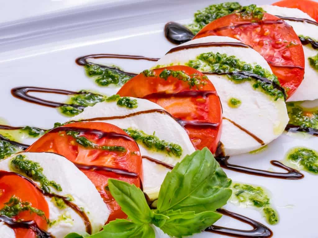 billede med salater, her en caprese