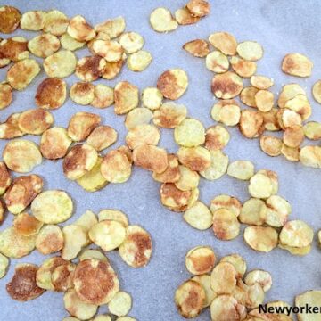 billede med sprøde kartoffelchips i mikroovn