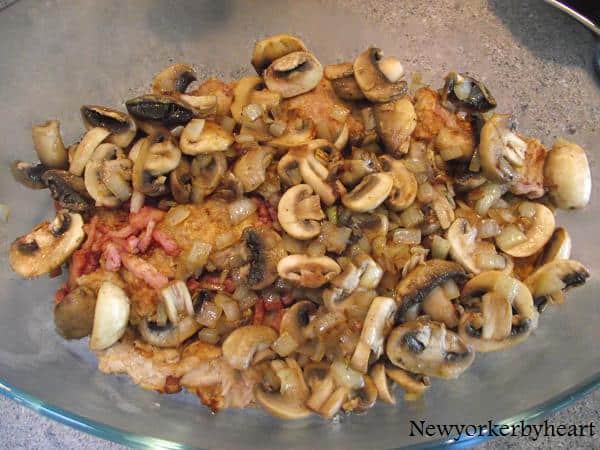 stegte løg og champignon kommes på