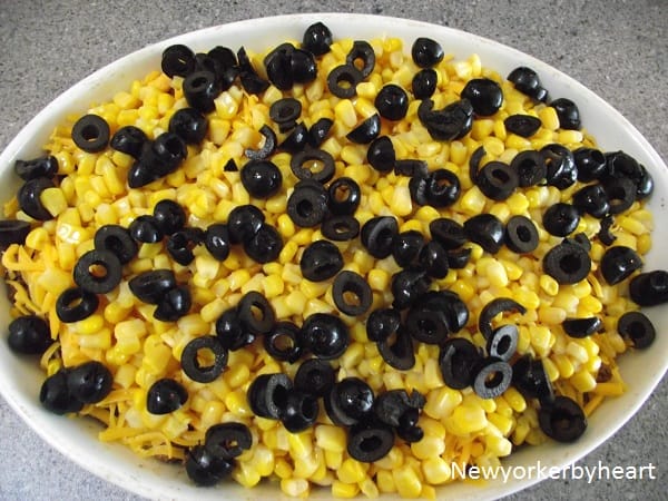 Til sidst majs og oliven, så skal dit mexicanske fad i ovnen