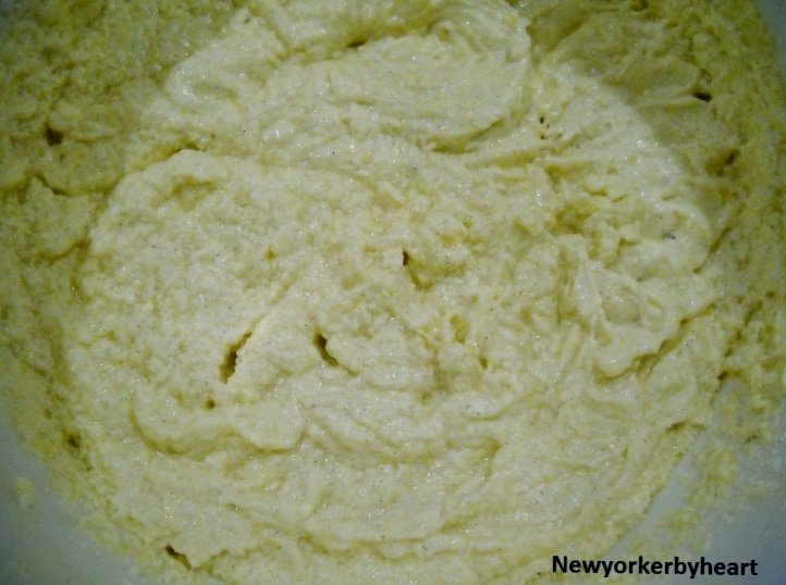 tilsæt æg og pisk dem i en ad gangen