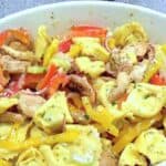 billede med Tortellini salat med kylling og peberfrugt