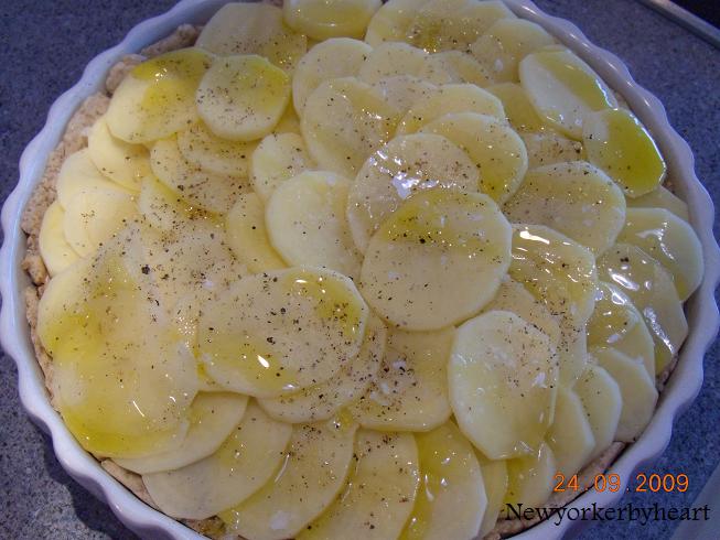 Tynde skiver af kartoffel kommes ovenpå