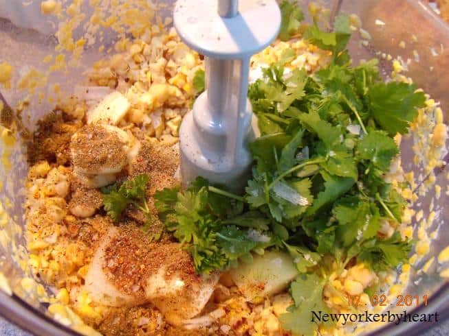 Kikærter, spidskommen, bagepulver, løg, hvidløg, stødt koriander, persille og frisk koriander