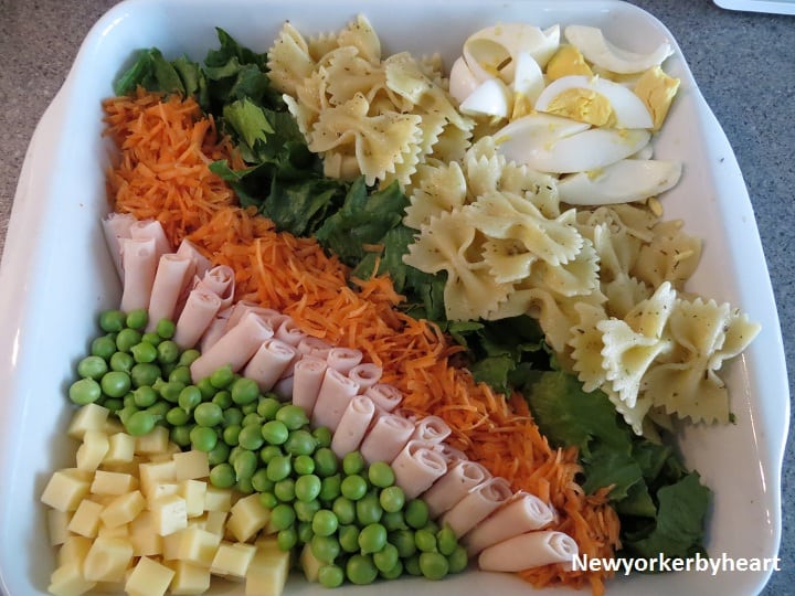 kyllingesalat anrettet i et fad