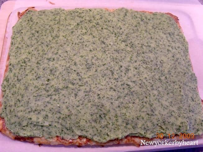 Pesto-kartoffelmosen smøres på