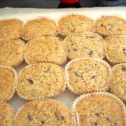 billede med makronmuffins med chokolade