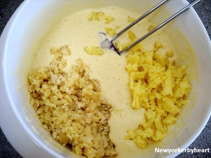 Moste kartofler og revet marcipan vendes i dejen