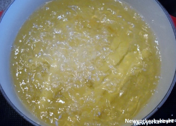 Dup dem tørre og kom dem i varm olie, hvor de steges møre uden at tage farve