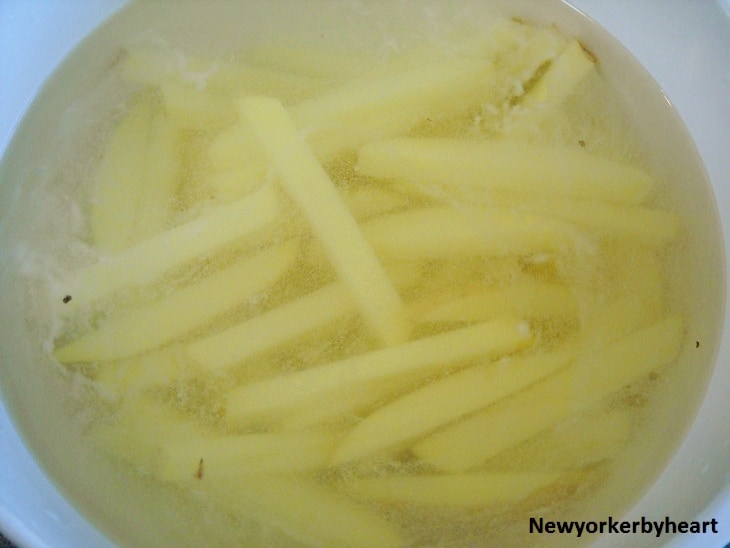 Læg i vand med salt og hvidvinseddike, for at trække stivelse ud af dem