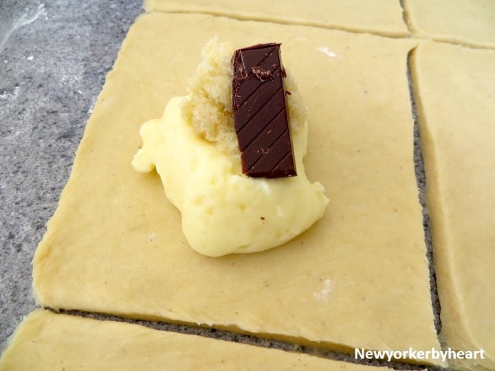 Creme, remonce og chokolade kommes på hver firkant