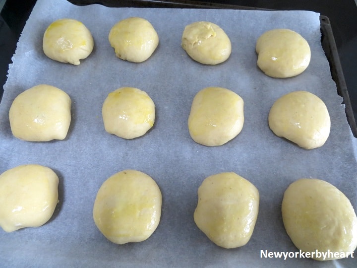 Sæt bollerne på en plade, lad dem efterhæve og pensl med æg