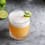 billede med whiskey sour cocktail