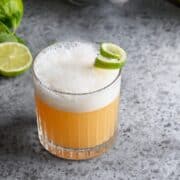 billede med whiskey sour cocktail
