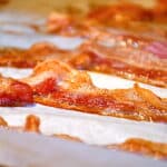 et billede med bacon i ovn