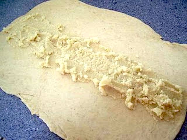 Fyldet fordeles på dejen til dine kardemommestænger