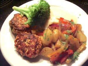 Laksefrikadeller med grønsagsbiks