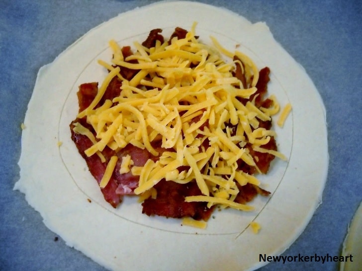 Fordel sprødstegt bacon og cheddar ost inde i midten