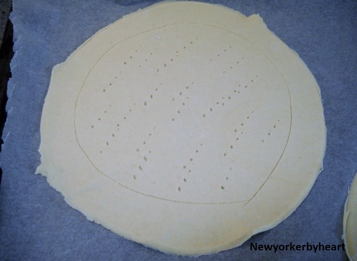 Skær en kant hele vejen rundt, men ikke hele vejen igennem og prik bunden