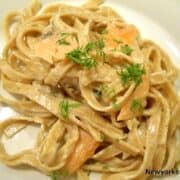 Laks med fløde, hvidvin, skalotteløg og pasta