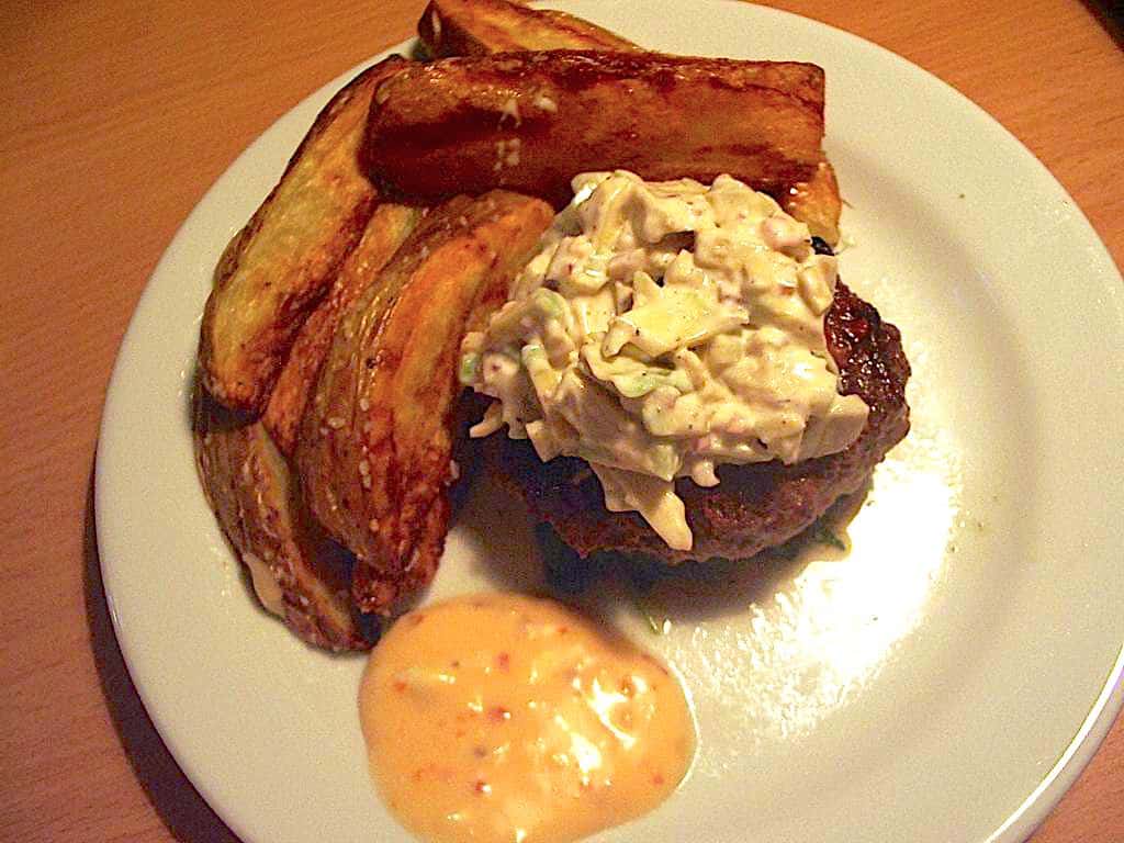 Lækker spinatburger med hjemmelavede grovfritter